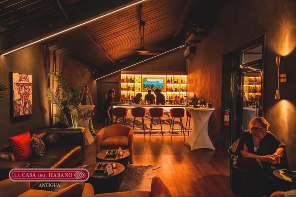 La Casa del Habano Antigua — Store interior / humidor